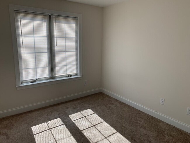 Building Photo - Stunning Brick Townhome with Garage in Tre...