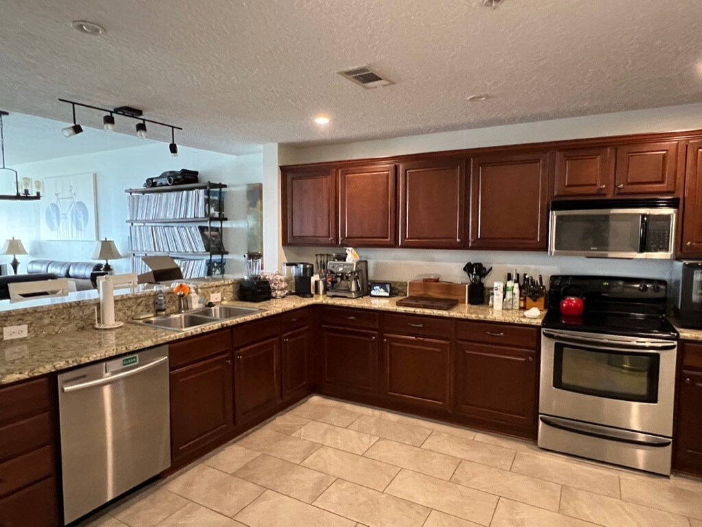 Kitchen - 225 W Seminole Blvd