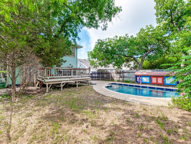 Building Photo - "Charming 4-Bedroom Home with 2 Full Baths in Vibrant Dallas Neighborhood!"