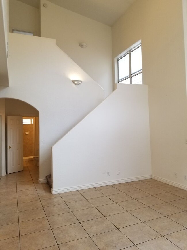 Building Photo - Westside 4 Bed, 2.75 Bath Townhouse w/Gara...