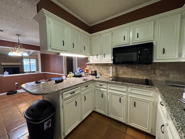 Building Photo - "Spacious 3-Bedroom with 2 Full Baths in P...