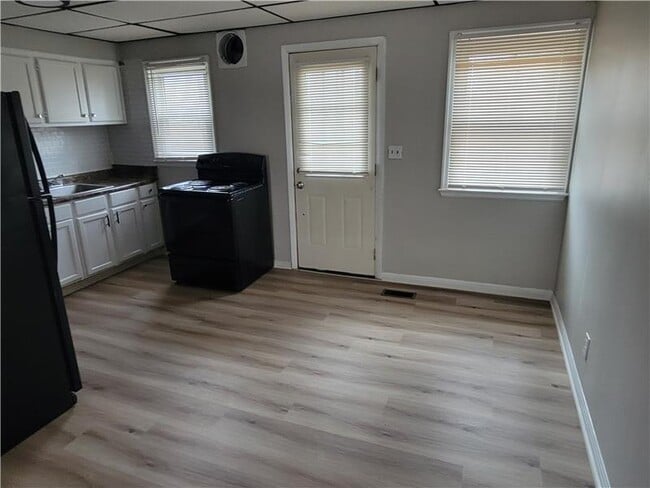 Building Photo - 2983 E Moreland Dr