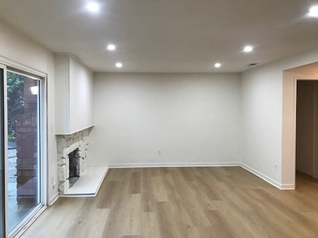 Building Photo - GLENOAKS