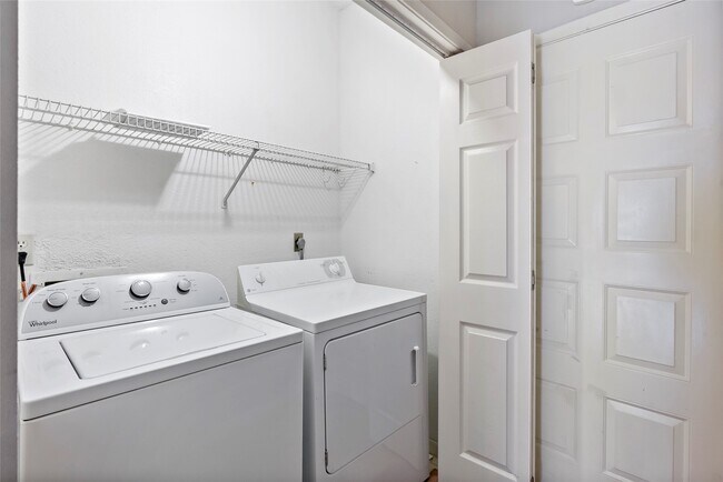 Building Photo - 3122 Camelot Dr