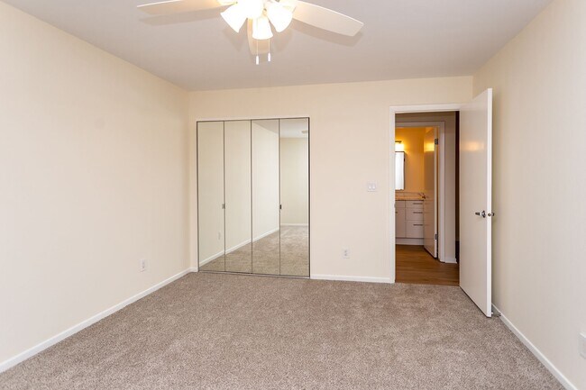 Building Photo - Spacious & Bright Broadmoor Townhome with Covered Deck!
