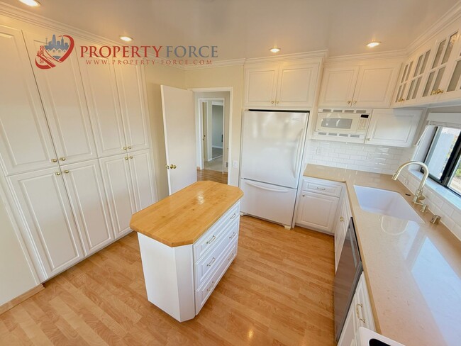 Building Photo - 870 Balboa Ln
