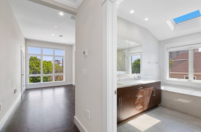 Building Photo - 1639 Maple St