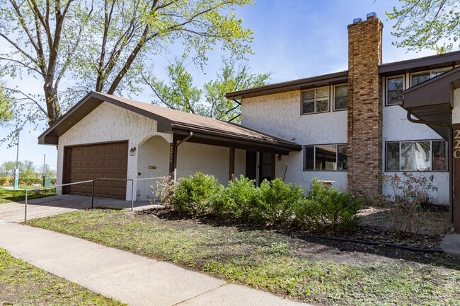 Building Photo - 222 Virginia 3 bed 2 bath apartment in historic Cathedral Hill neighborhood