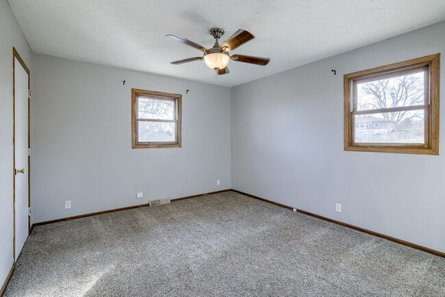 Building Photo - Conveniently Located 3 Bedroom Bellevue Home!!