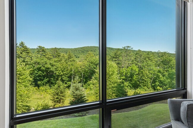 Building Photo - 2 Bedroom Condo at Treetops