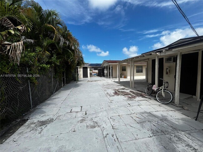 Building Photo - 916 SW 10th St