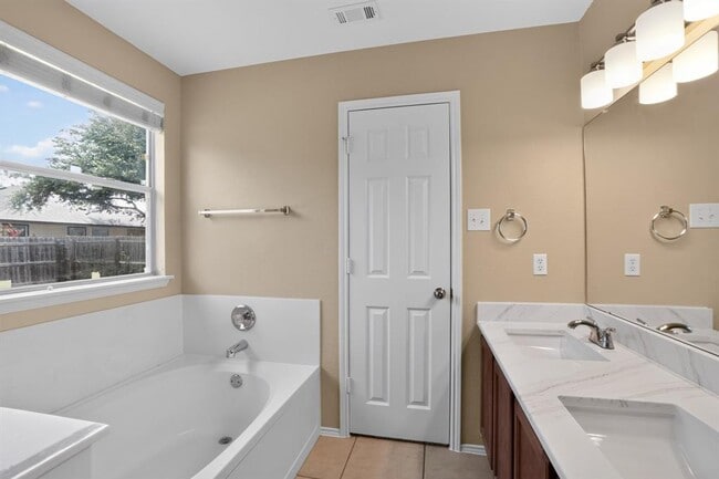 Building Photo - 111 Mossy Rock Cove