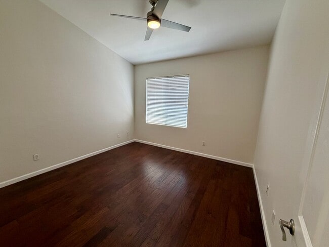 Building Photo - Close to shopping and easy access to Freeway!!!