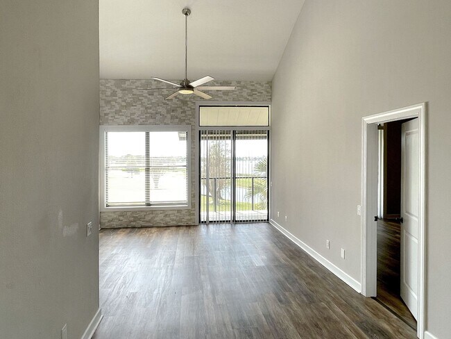 Building Photo - Two-Bedroom Condo for Rent in Winterset