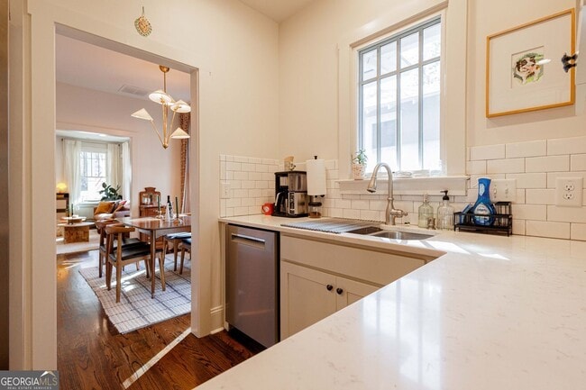 Building Photo - 1446 Metropolitan Ave SE