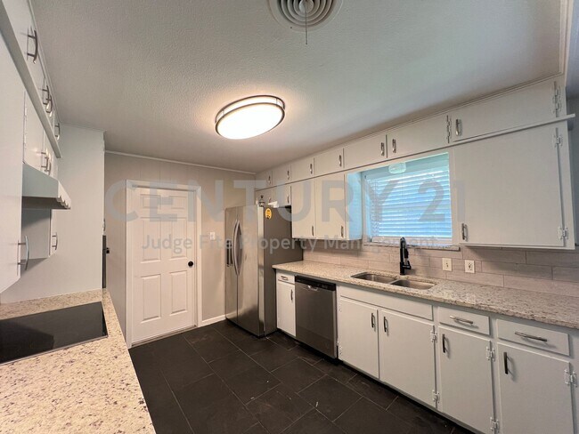 Building Photo - Beautifully Refreshed 3/2/2 in Fort Worth ...