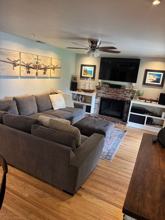 Building Photo - Gorgeous Updated 3 Bedroom in the heart of...