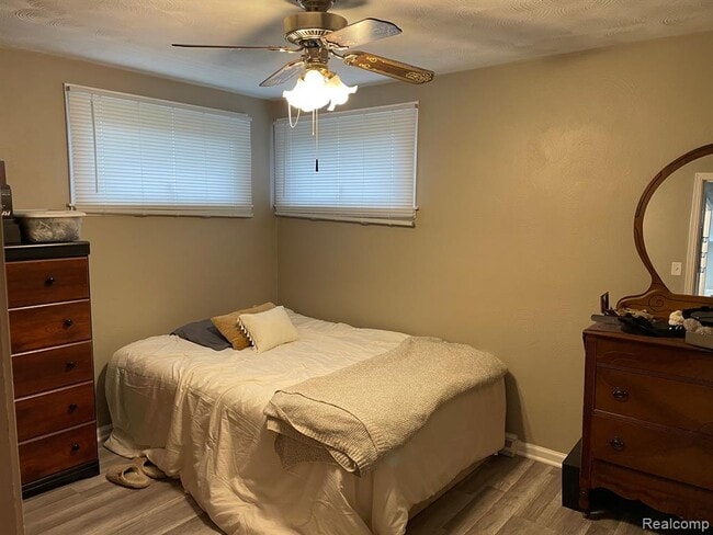 Building Photo - 2434 N Long Lake Rd