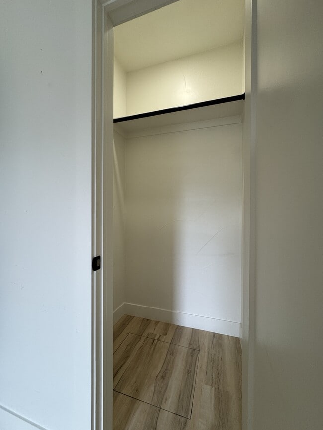 Building Photo - 715 W 9th Ave