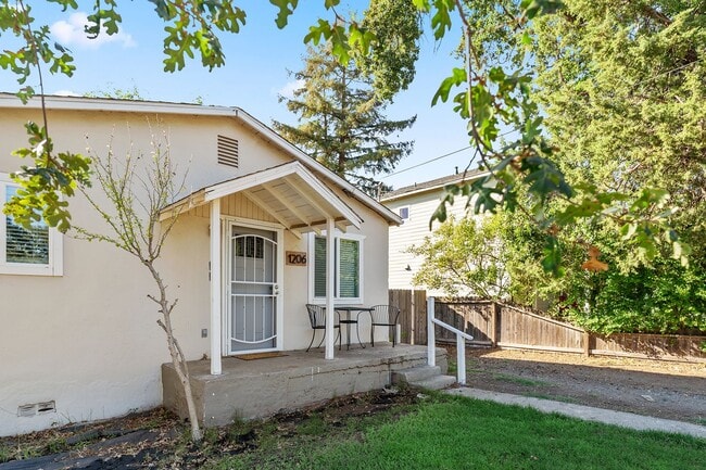 Building Photo - Fully Updated 2/1-Directly Across From 20th St Park