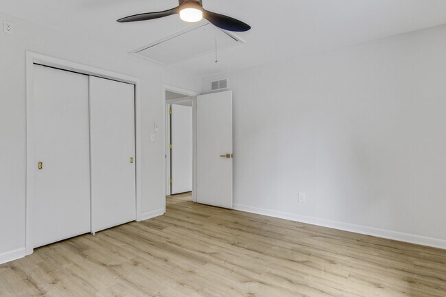 Building Photo - 452 Pasadena Dr