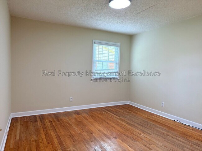 Building Photo - 415 W 2nd St