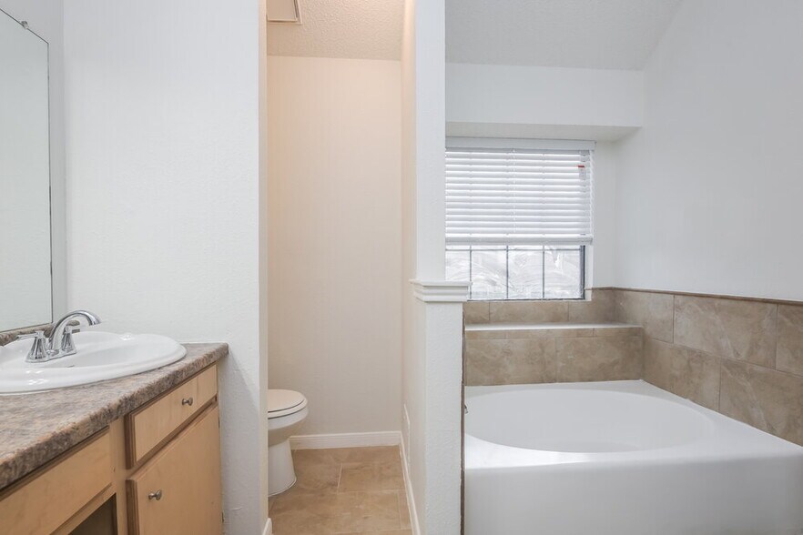 Building Photo - 2241 Collier Ct