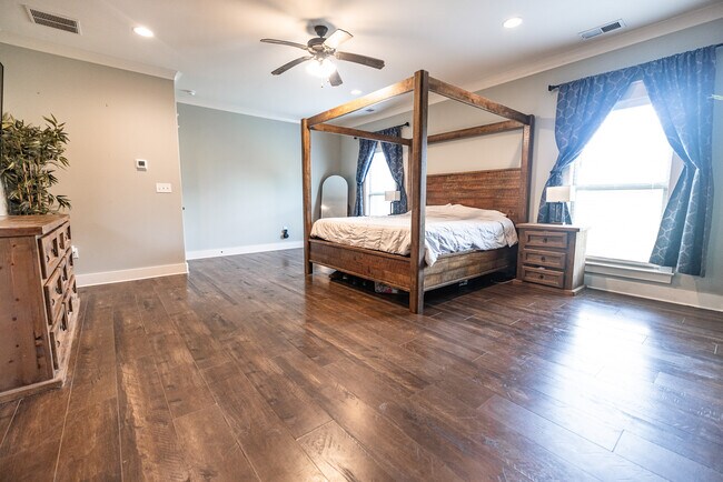 Building Photo - 918 Woodford Cv E