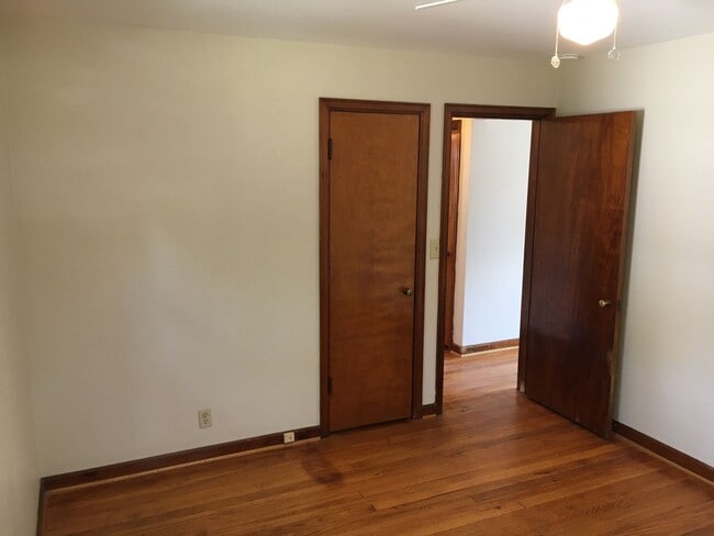 Building Photo - **2-BEDROOM HOUSE W/ DETACHED GARAGE IN BE...