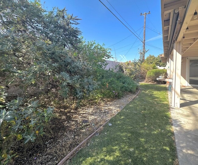 Building Photo - 3BD/2BA Single-Story Home in Huntington Beach