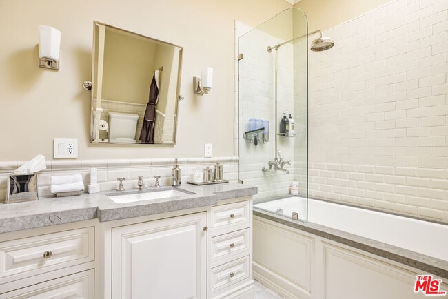 Building Photo - 10847 Bellagio Rd