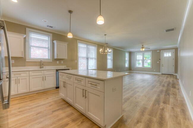 Building Photo - Newer construction home within walking dis...