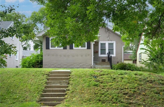 Building Photo - Awesome 2 BR/1 BA Single-Family Home in Ro...