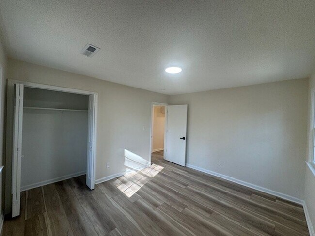 Building Photo - ****** HALF OFF FIRST FULL MONTH OF RENT!! ******
