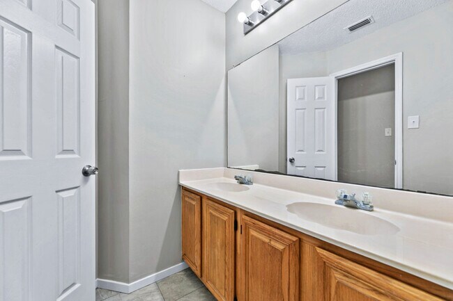 Building Photo - 2715 Woodlark Dr