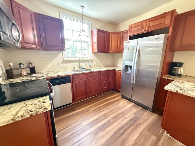 Building Photo - 3/2 Cottage Available! No deposit if qualified!