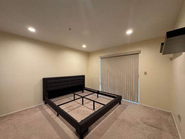 Building Photo - Comfortable & Convenient Condo in Renton