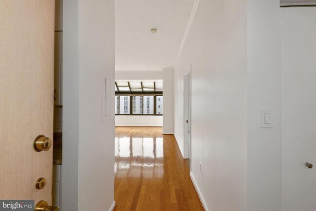 Building Photo - Georgetown. Upper *** Large, Stylish, Top ...