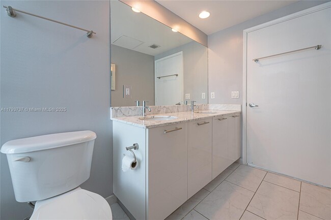 Building Photo - 951 Brickell Ave