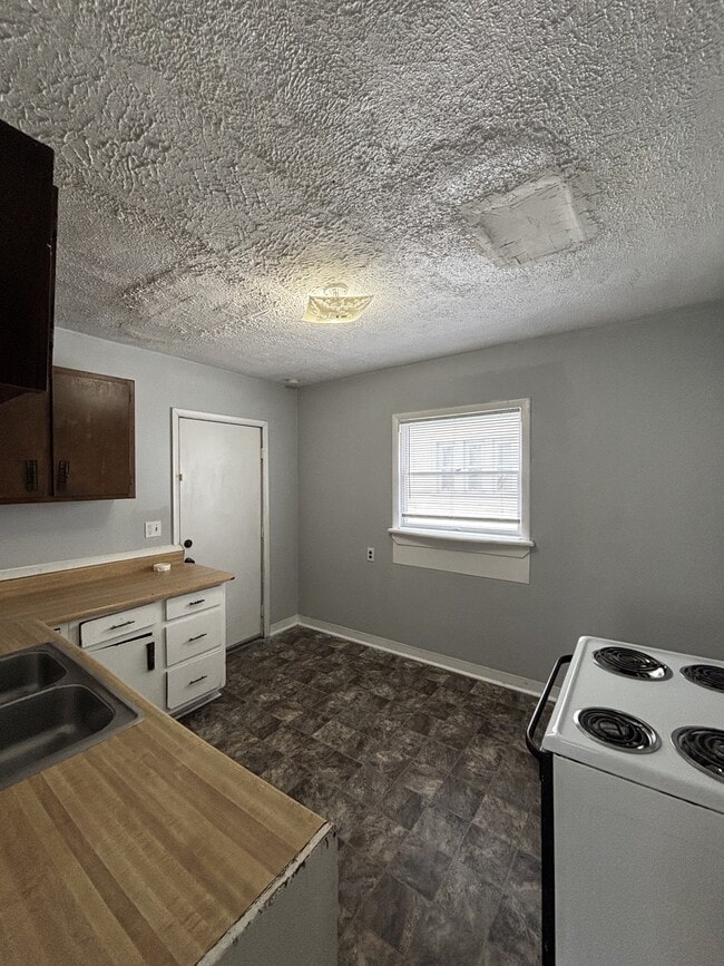 Building Photo - 805 Riverview Ave