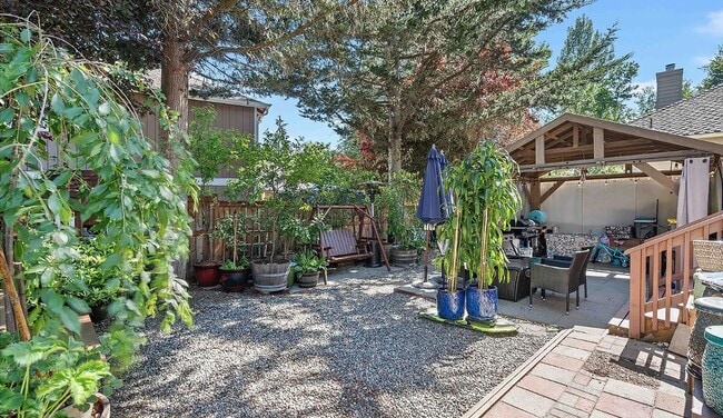 Building Photo - Updated Kent home with outstanding backyard
