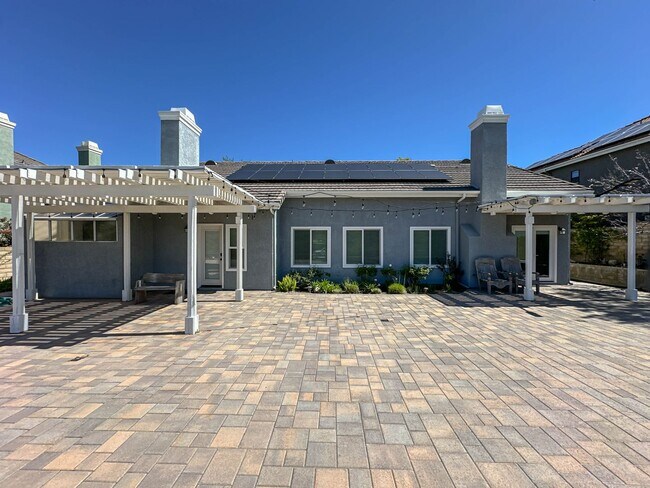 Building Photo - COMING SOON! Single Story 3 Bedroom Home for Rent in Newhall!