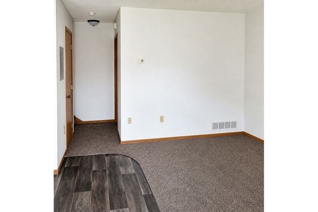 Building Photo - MEADOWVIEW TOWNHOMES