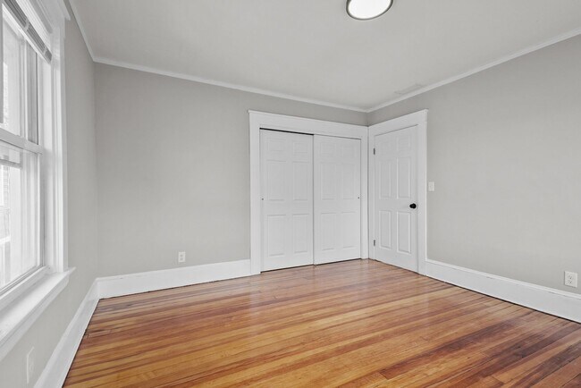Building Photo - Completely Renovated 2 Bedroom in Elmhurst!