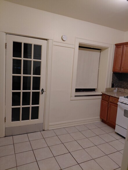 Kitchen - 7925 S Eberhart Ave