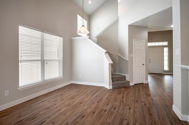 Building Photo - 9902 Maple Dr