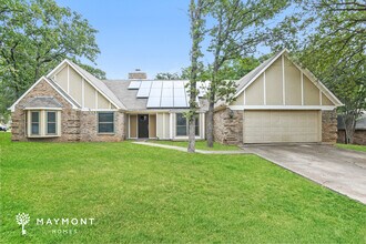 Building Photo - 1009 Woodridge Dr