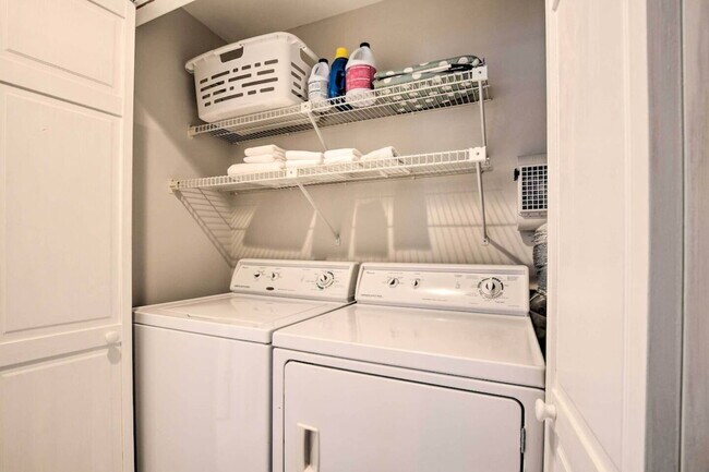 Building Photo - 2 Bedroom, 2 Full Bathroom Condo in a Gated Keowee Key Community