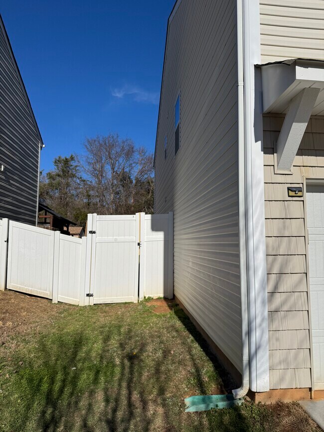 Building Photo - 291 Ranlo Ave