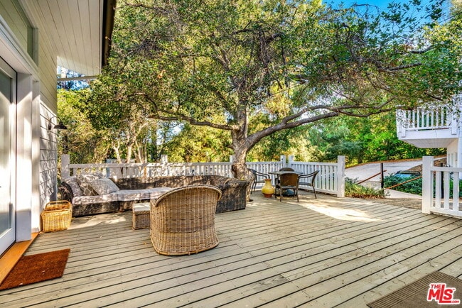 Building Photo - 9669 Oak Pass Rd